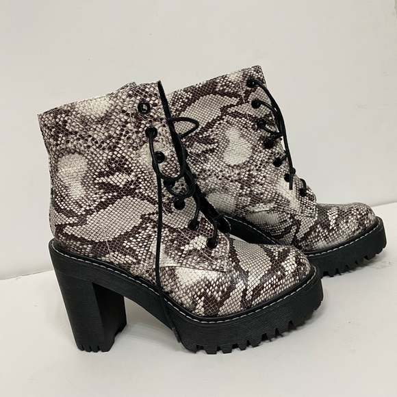 Madden Girl Archie Lug Sole Booties Lace Up Combat Platform Black White Boots - Picture 1 of 13